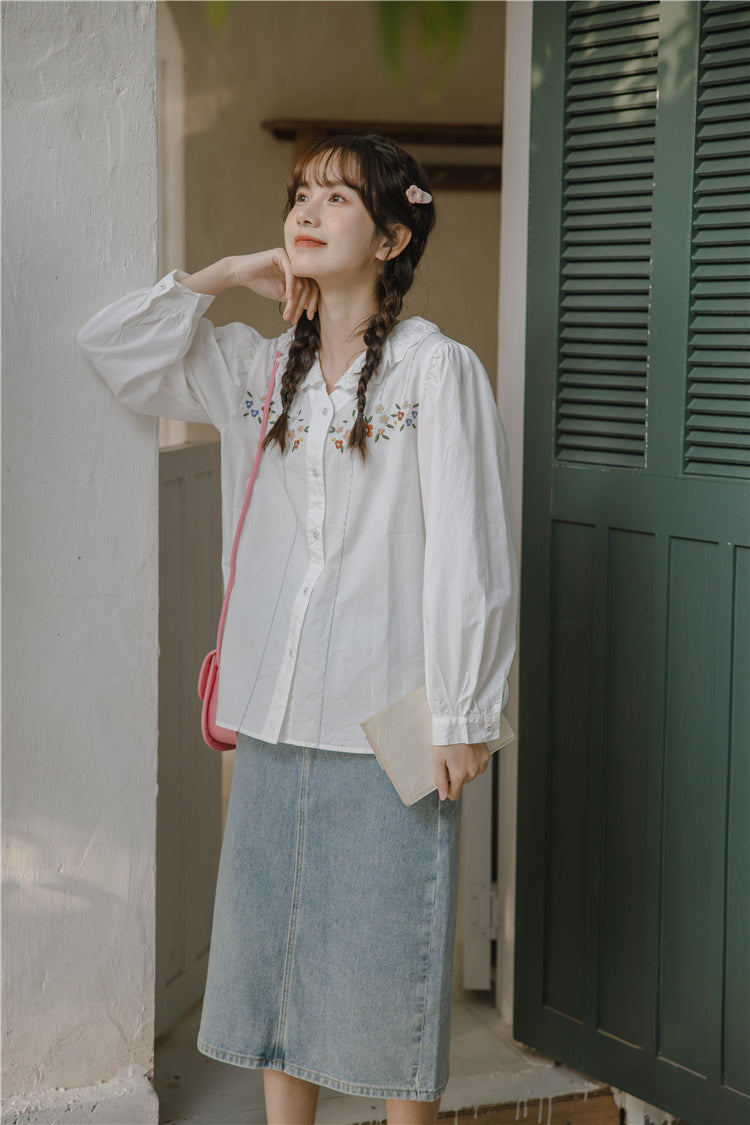 Blusa bordada con flores caídas