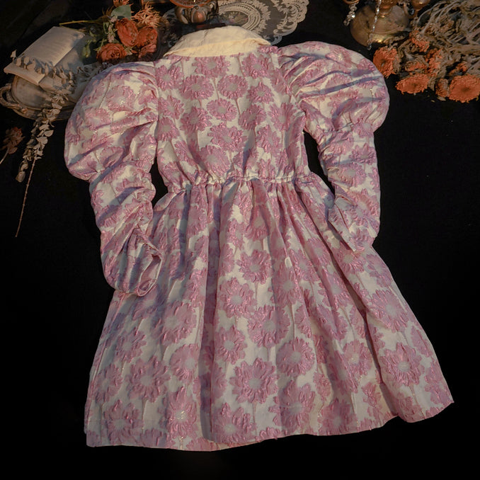 Vestido de jacquard con margaritas y mangas abullonadas
