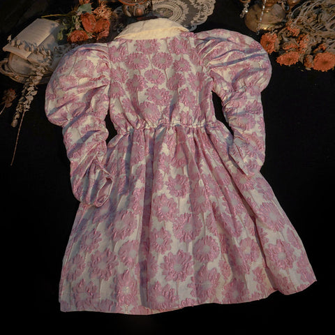 Vestido de jacquard con margaritas y mangas abullonadas