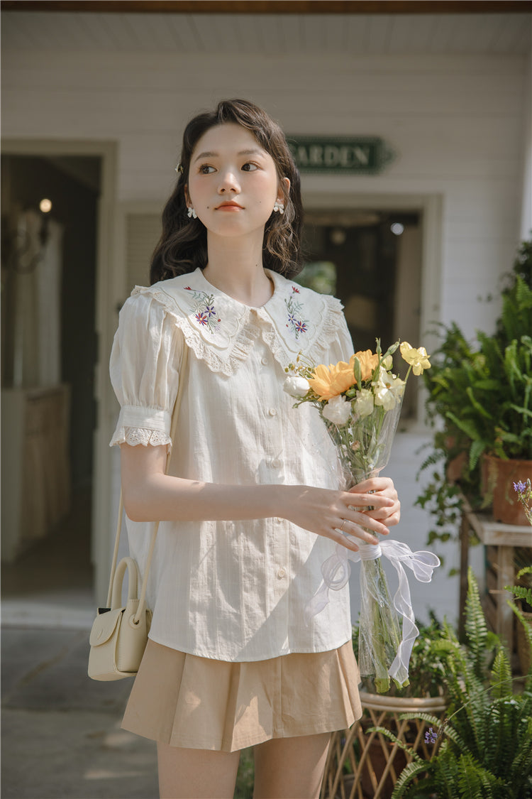 Blusa bordada con flores silvestres