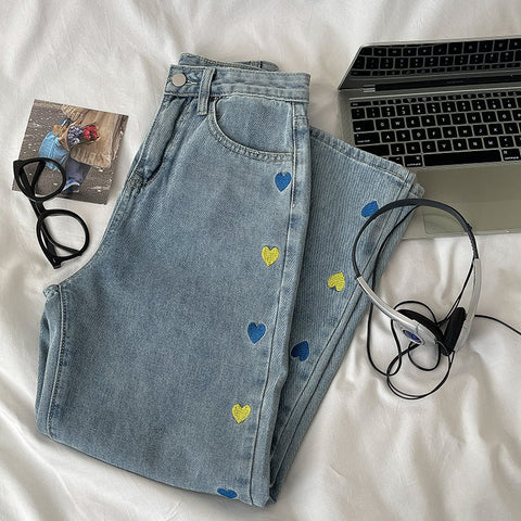 Jeans mit Retro-Herzenstickerei