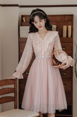 Midikleid aus Spitze und Tüll mit V-Ausschnitt