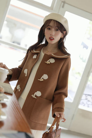 Abrigo tipo trenca con cuello Peter Pan y botones