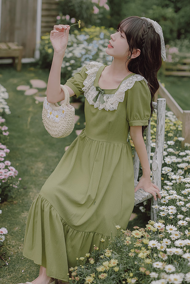 Vestido midi con corsé y margaritas de color matcha