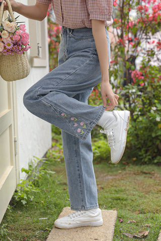 Jeans mit Tulpenspitzen-Stickerei