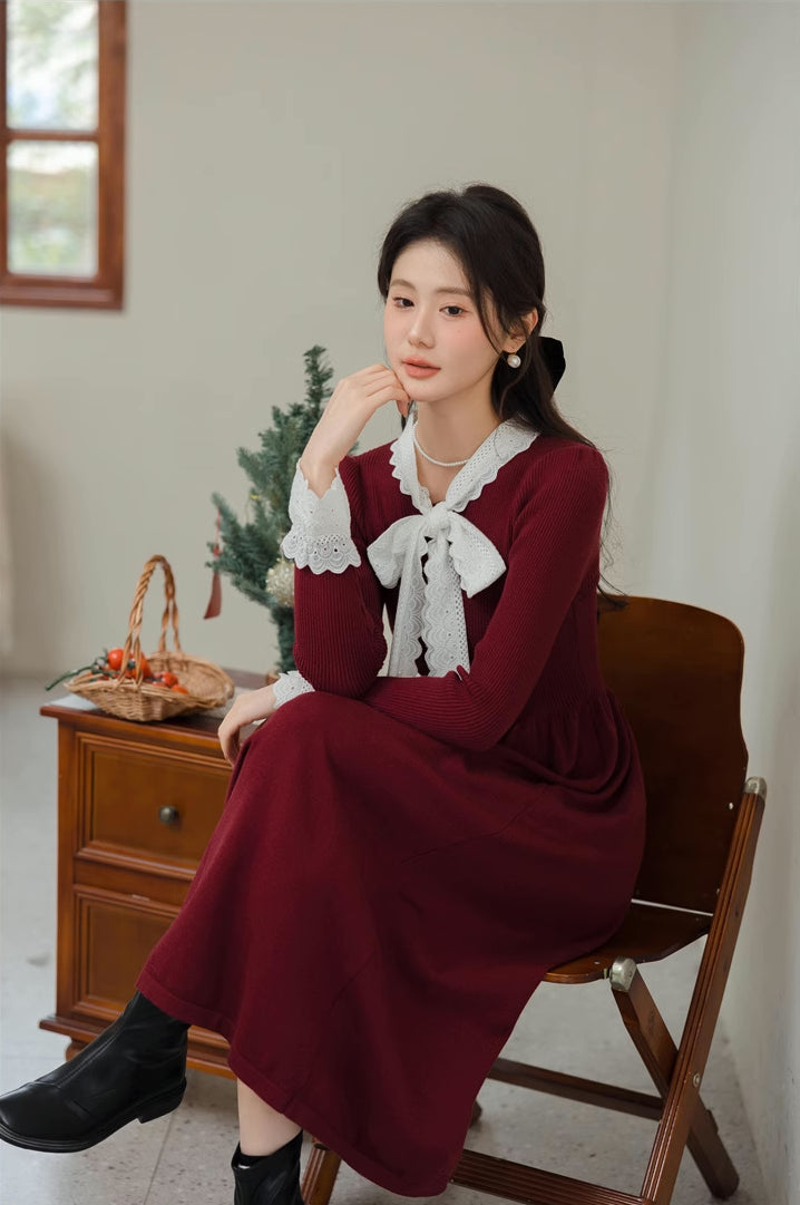 Midi-Pulloverkleid mit Spitzenbesatz