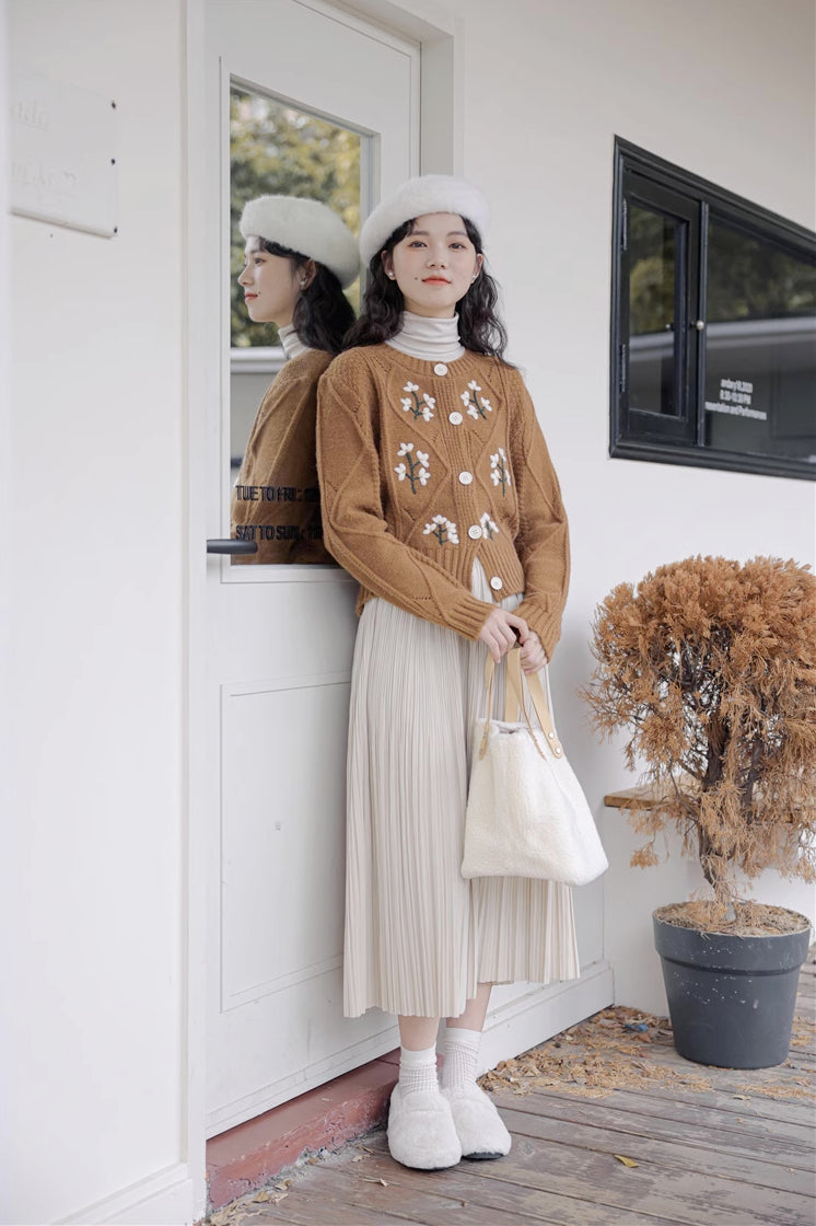 Strickjacke mit Blumenstickerei und Rundhalsausschnitt