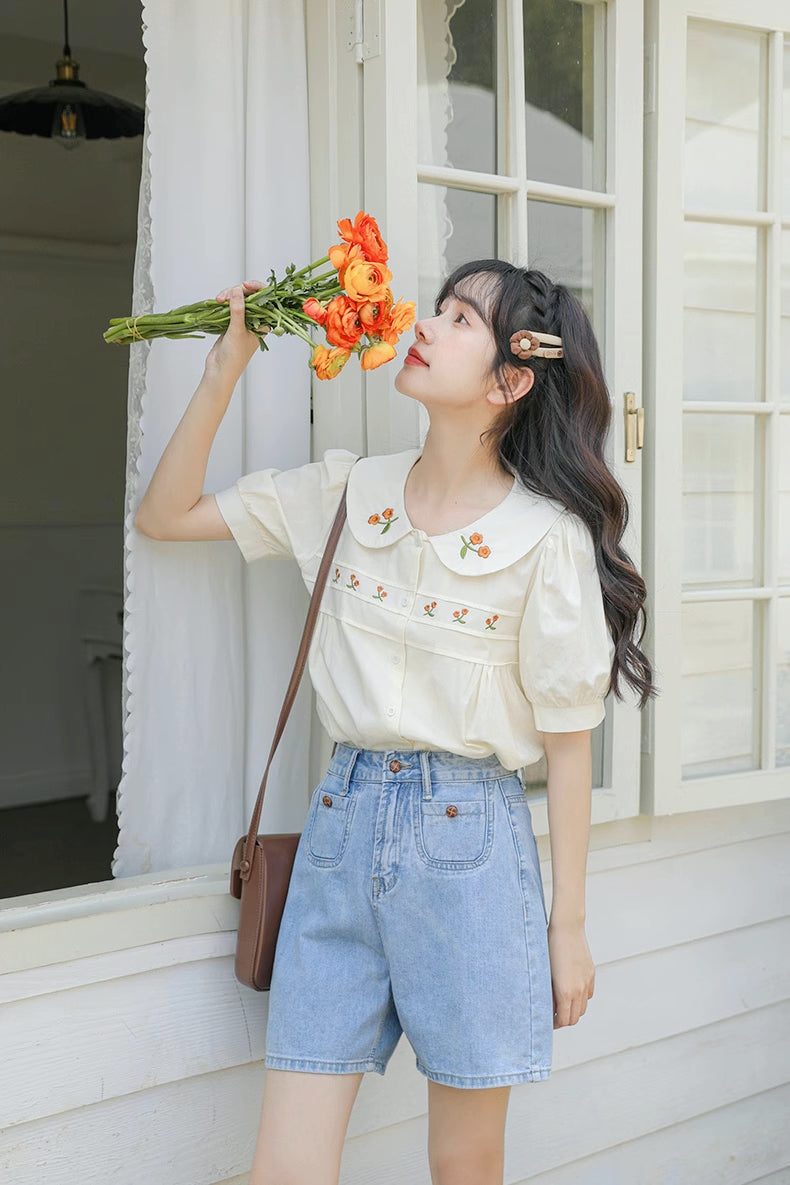Blusa bordada con gerberas naranjas