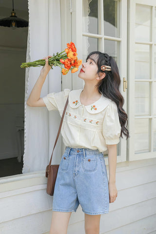 Blusa bordada con gerberas naranjas