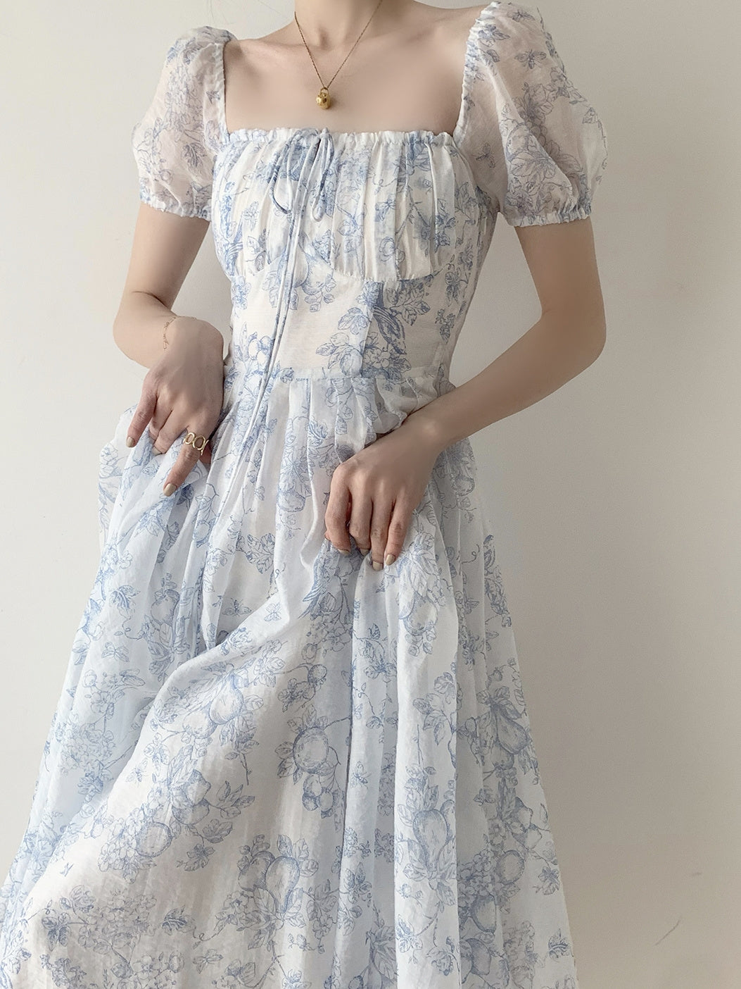 Vestido midi con diseño de boceto de porcelana