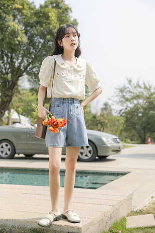 Blusa bordada con gerberas naranjas