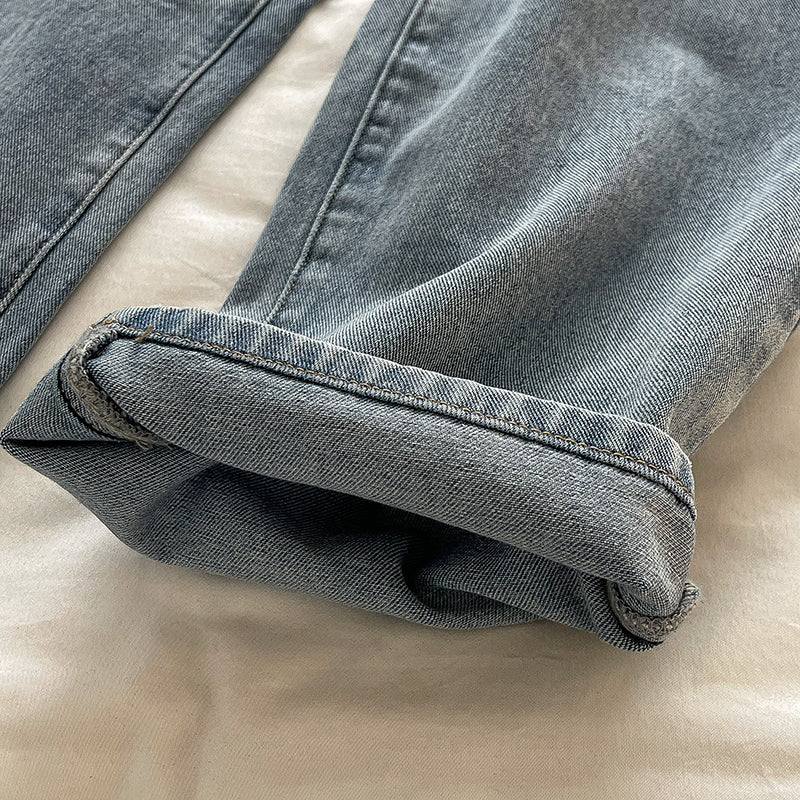 Jeans mit Peek-A-Boo-Stickerei 