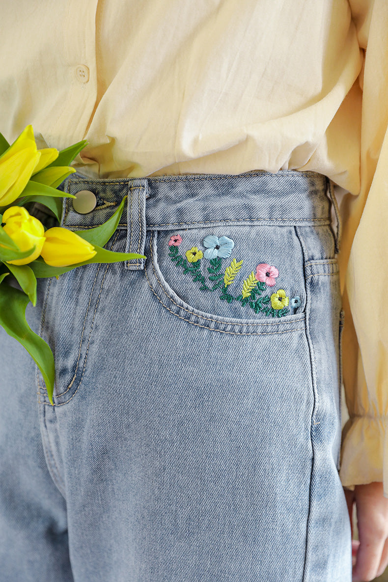 Jeans mit Peek-A-Boo-Stickerei 