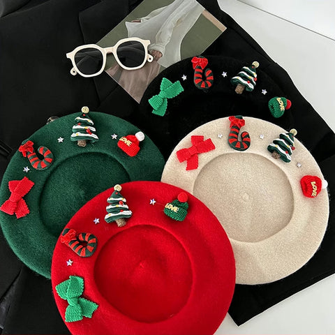 Boina con amuletos navideños