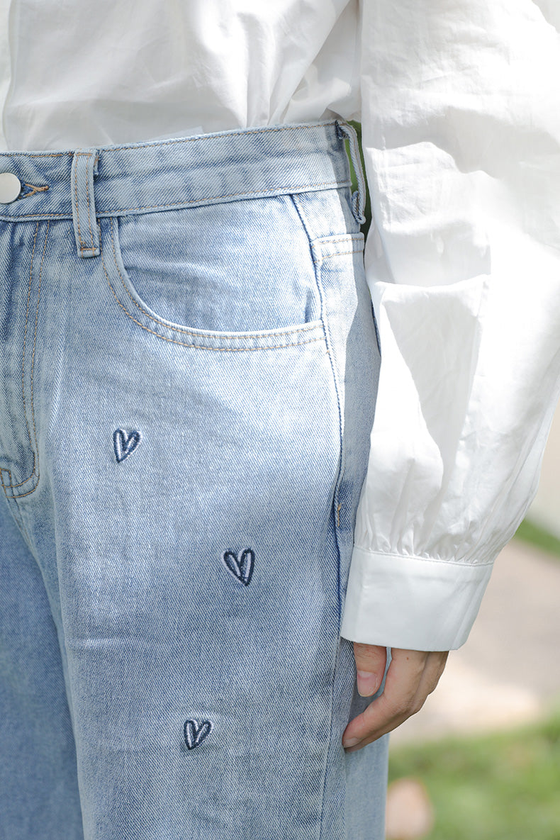 Jeans mit Doodle-Herzen-Stickerei