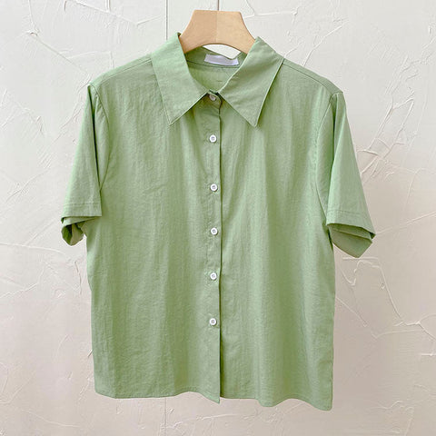 Camisa con botones de caramelo