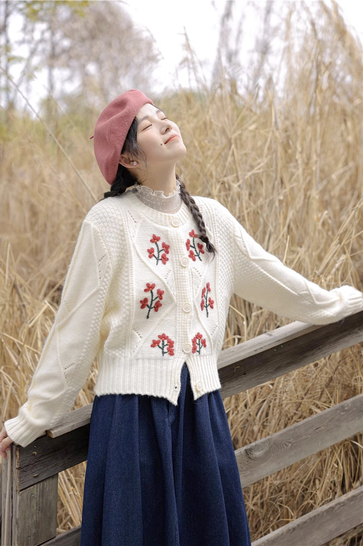 Strickjacke mit Blumenstickerei und Rundhalsausschnitt