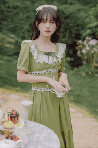 Vestido midi con corsé y margaritas de color matcha