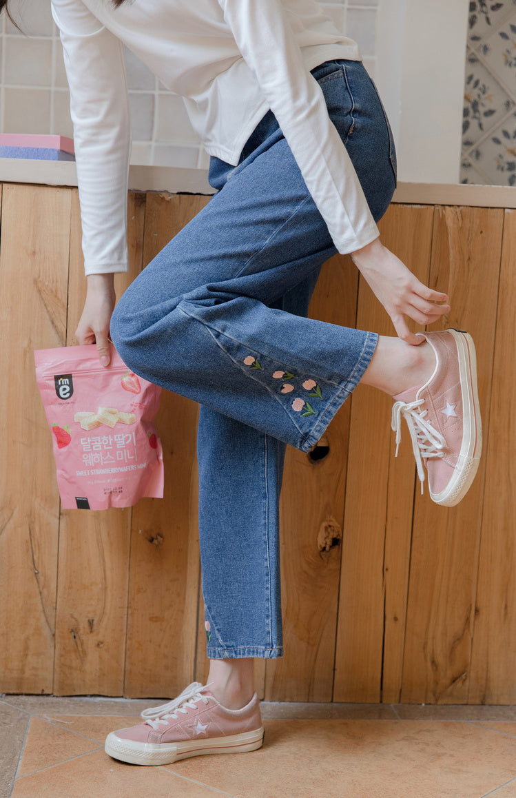 Jeans mit Tulpenspitzen-Stickerei