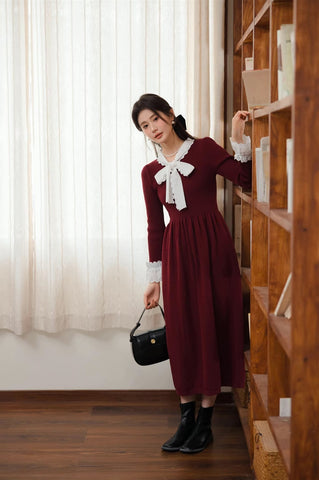 Midi-Pulloverkleid mit Spitzenbesatz