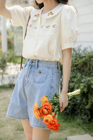 Blusa bordada con gerberas naranjas