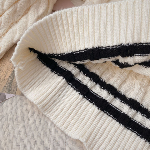 Varsity-Pullover mit Zopfmuster und V-Ausschnitt