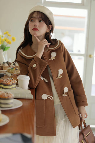 Abrigo tipo trenca con cuello Peter Pan y botones