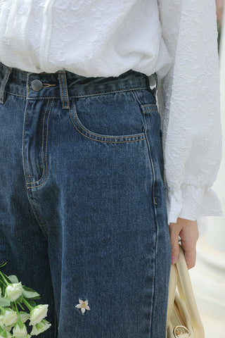 Jeans mit Gänseblümchen-Stickerei