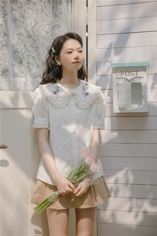 Blusa bordada con flores silvestres