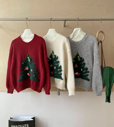 Suéter con dijes de árbol de Navidad