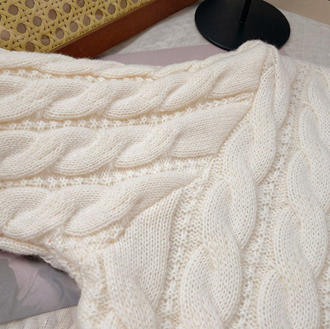 Varsity-Pullover mit Zopfmuster und V-Ausschnitt