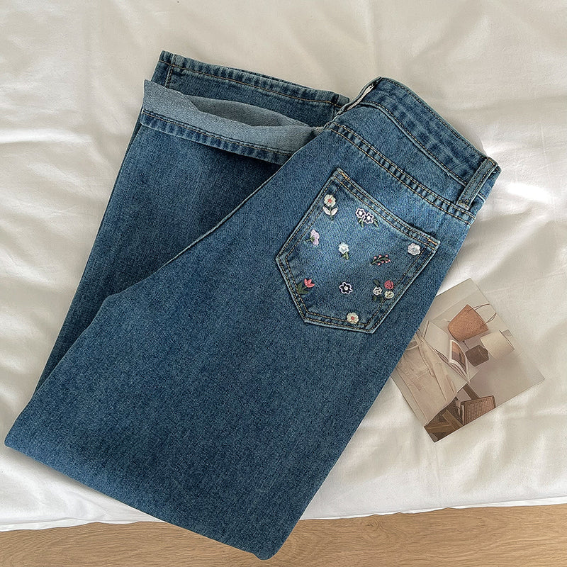 Jeans mit Blumentaschenstickerei