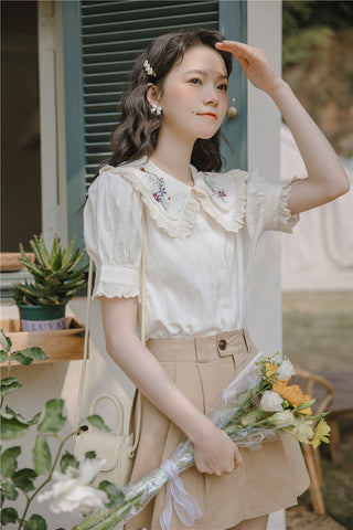 Blusa bordada con flores silvestres