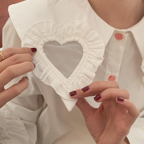 Camisa abotonada con cuello recortado en forma de corazón