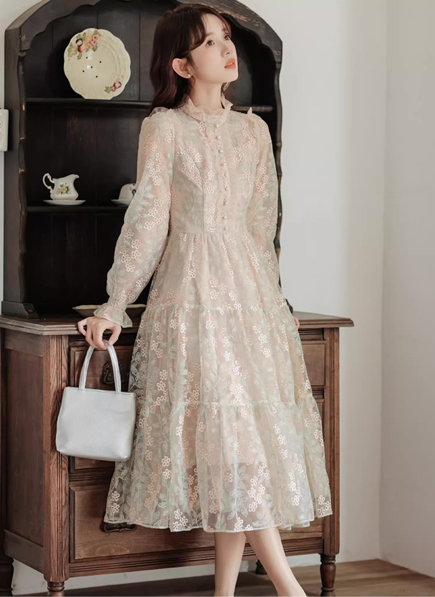 Vestido midi con bordado de flores