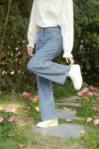 Jeans mit aufgestickten Gänseblümchen