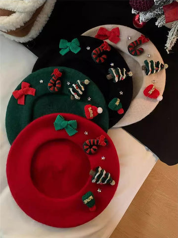 Boina con amuletos navideños