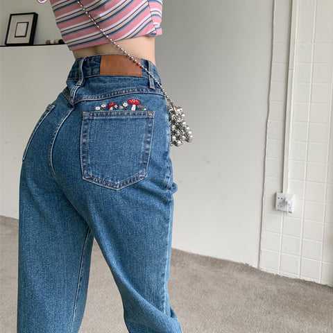 Jeans mom con bordado de hongos