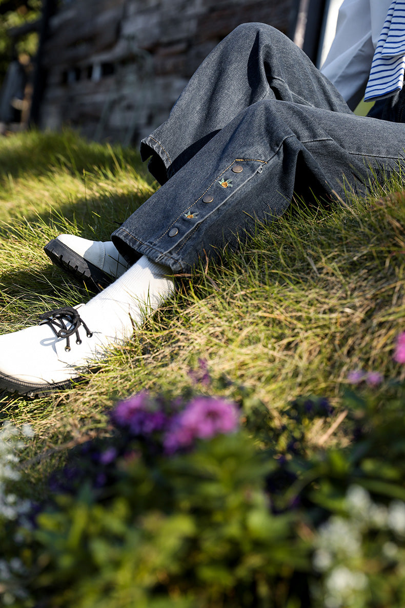 Jeans mit Rosenknopfstickerei