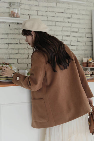 Abrigo tipo trenca con cuello Peter Pan y botones