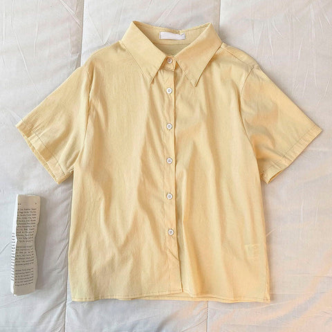 Camisa con botones de caramelo