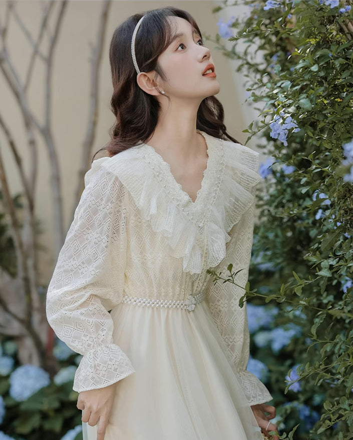 Midikleid aus Spitze und Tüll mit V-Ausschnitt
