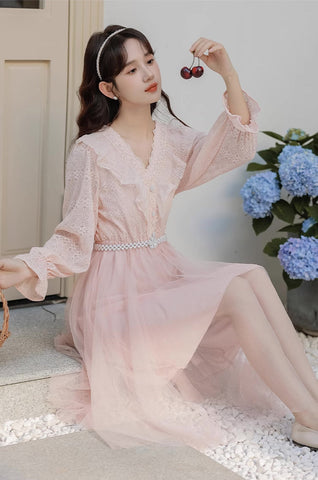 Midikleid aus Spitze und Tüll mit V-Ausschnitt