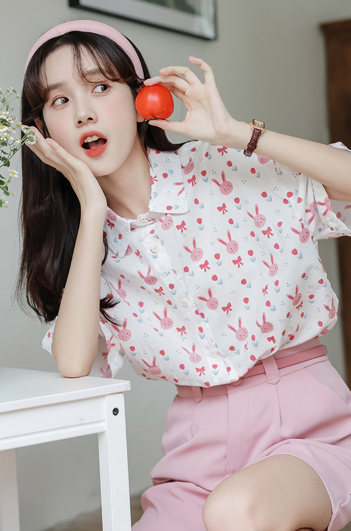 Camisa abotonada con conejito rosa