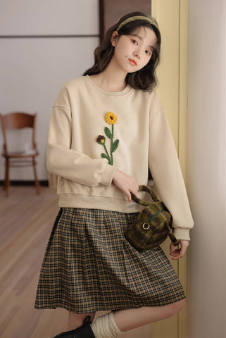 Sudadera con pompones y flores silvestres