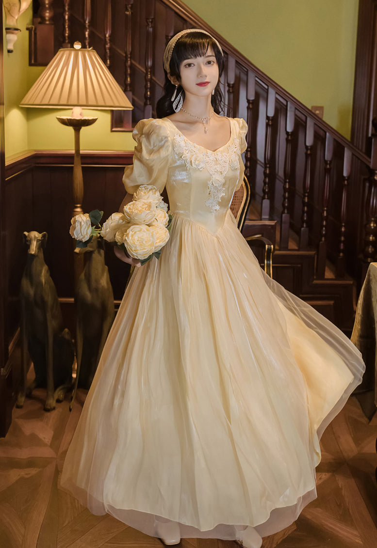 Belle – Maxikleid aus Satin mit Puffärmeln