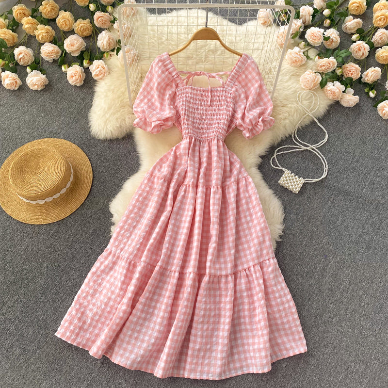 Vestido de cuadros vichy con mangas abullonadas y capas