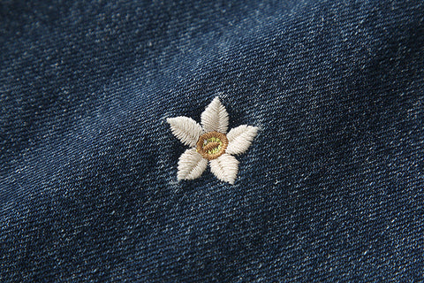 Jeans mit Gänseblümchen-Stickerei