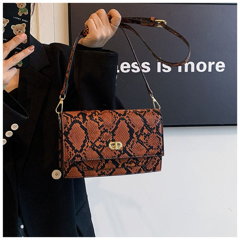 Bolso con estampado de serpiente