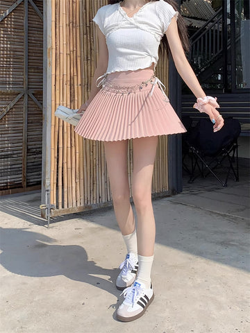 Mini-Faltenrock mit Sternkette